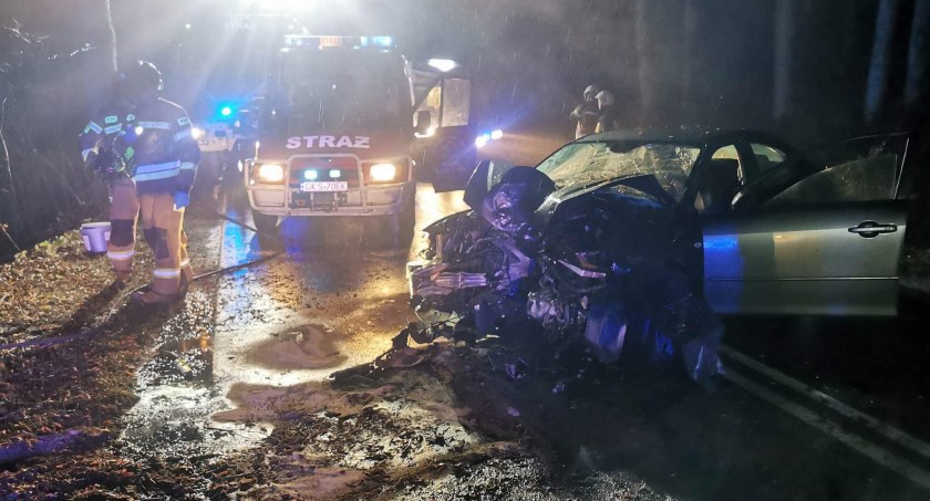 Nowa Karczma. Dachował mazdą i uderzył w drzewo - był pijany