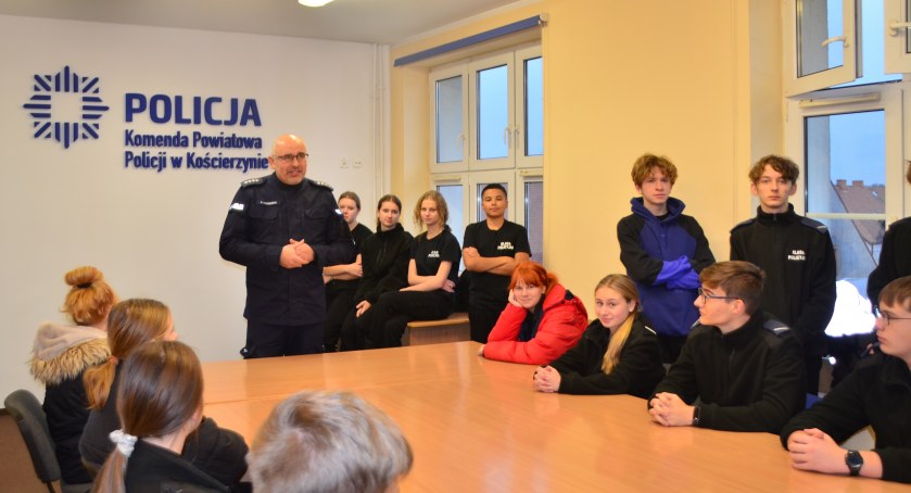 Klasa policyjna z wizytą w kościerskiej komendzie