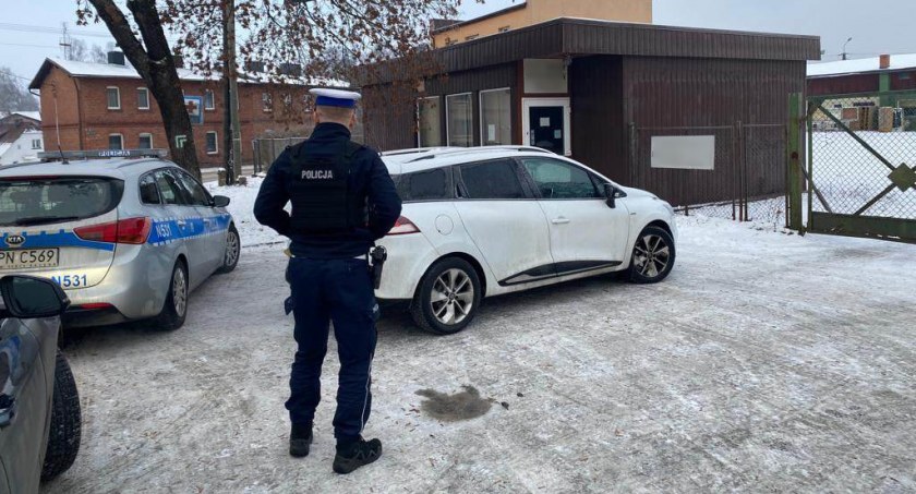 Lipusz. Nie odśnieżyła samochodu i uderzyła w zaparkowany pojazd