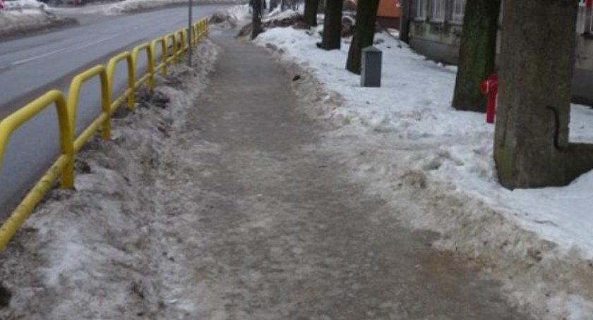 Oblodzone chodniki koszmarem pieszych