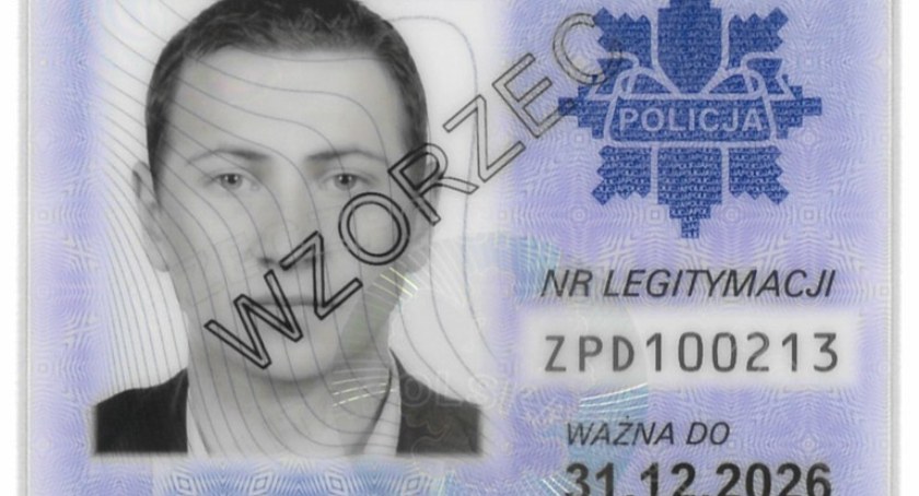 Policjanci mają nowe legitymacje służbowe