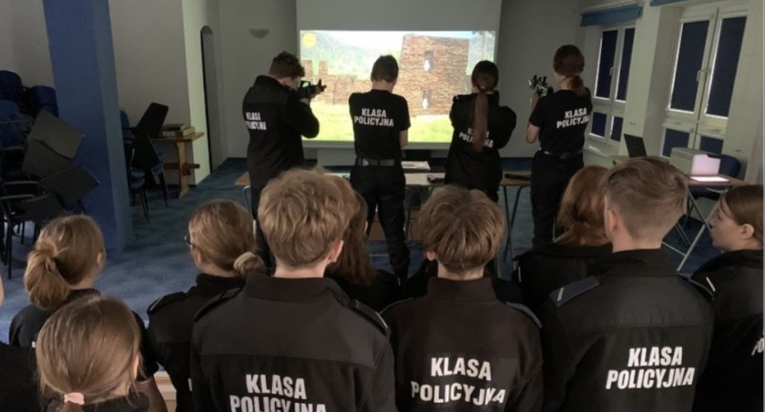 Broń w rękach uczniów. Będą ćwiczyć na wirtualnej strzelnicy