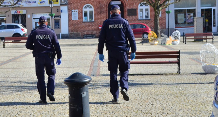 Kolejnych dwóch poszukiwanych w rękach policji