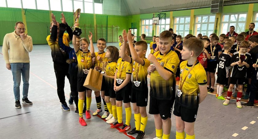 Piłkarze Santany Wielki Klincz stanęli na najwyższym stopniu podium