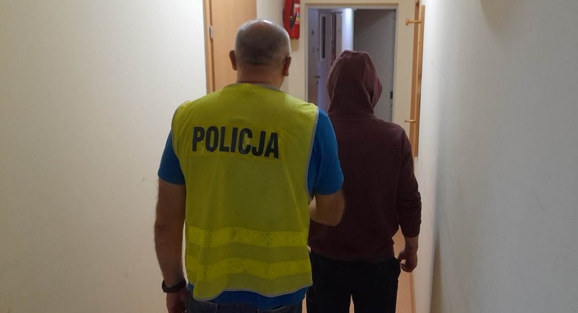 Najpierw obrażał, a potem rzucił się na policjanta -  22-latek odpowie za znieważenie 