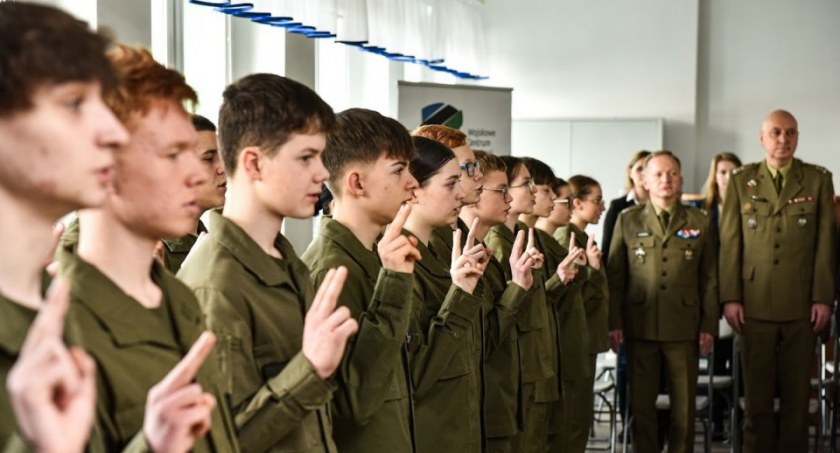 Historyczne ślubowanie uczniów klas wojskowych z kościerskiego Ekonomika