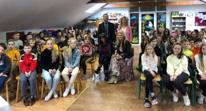 Uczniowie z Łubiany spotkali się z pisarką - Barbarą Kosmowską