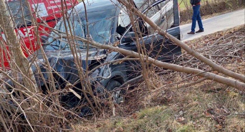 Szpon. Volvo uderzyło w drzewo - jedna osoba poszkodowana