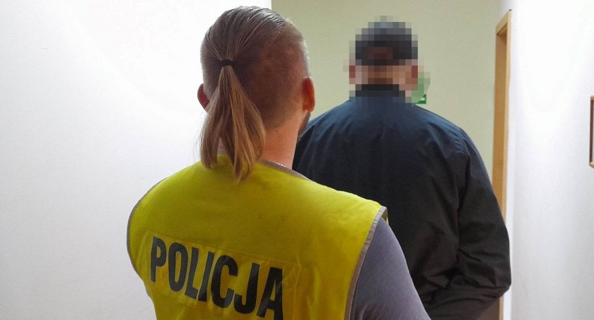 Bał się więzienia, więc schował się w kanapie