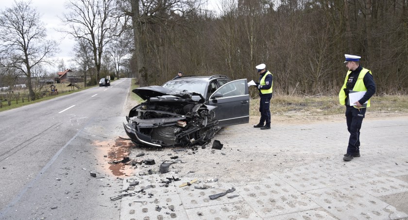 Płachty. Passat uderzył w BMW, a to w Scanię - dwoje dzieci w szpitalu