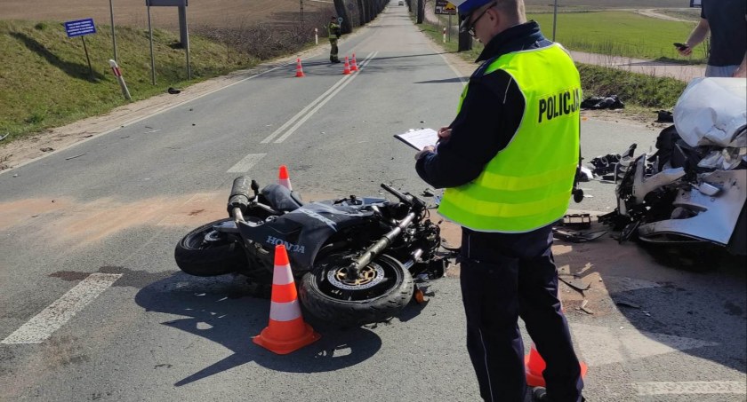 Kościerzyna-Wybudowanie. Motocyklem wbił się w samochód - ranny 51-letni motocyklista