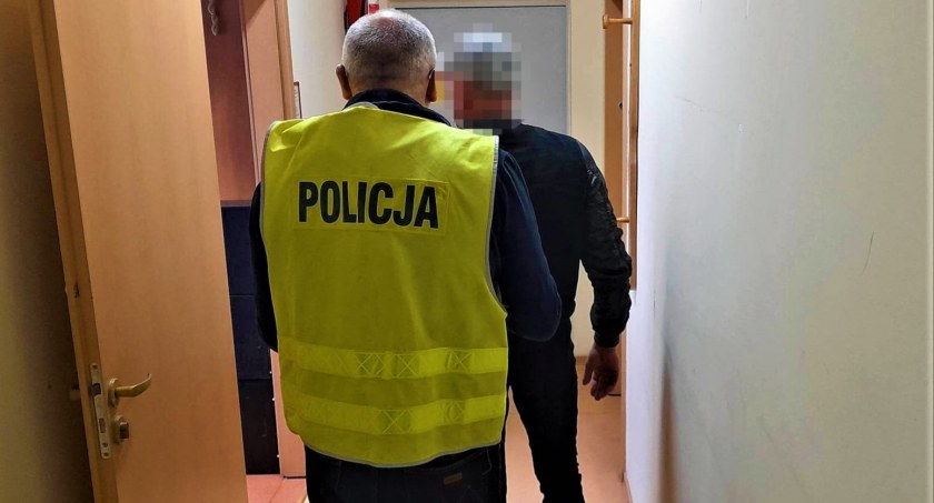 Policyjny pościg za nietrzeźwym kierowcą, który swoją ucieczkę zakończył w piwnicy 