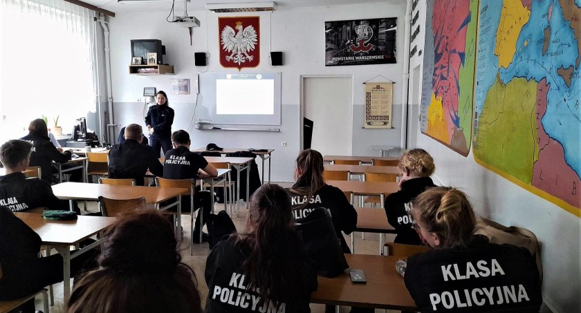 Kościerzyna. Policjanci spotkali się z maturzystami 