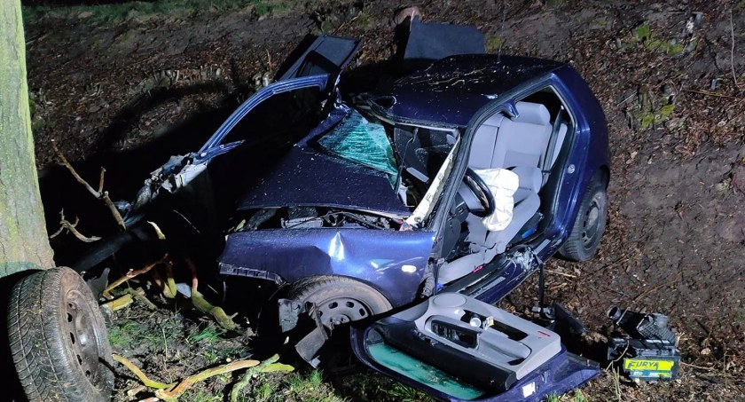 Raduń. Volkswagen rozbił się na drzewie - 21-latka w ciężkim stanie