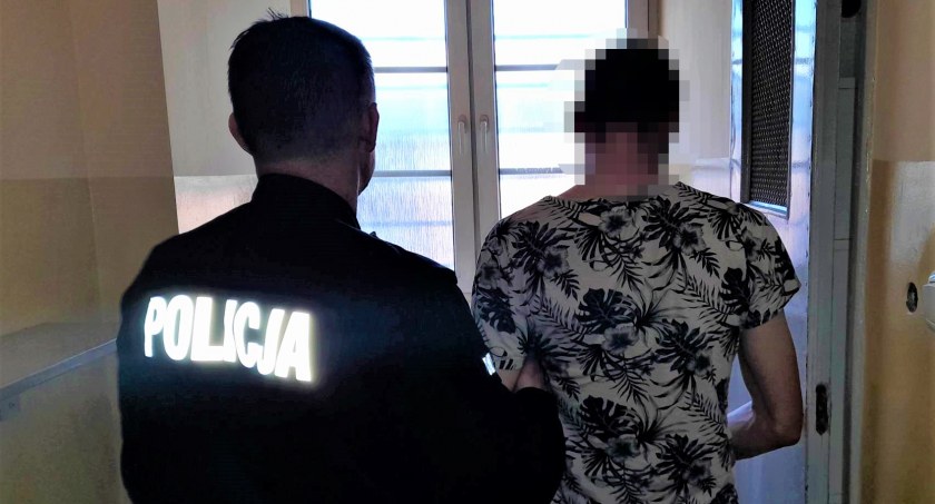 W mieszkaniu miał blisko tysiąc porcji narkotyków - 34-latek w areszcie
