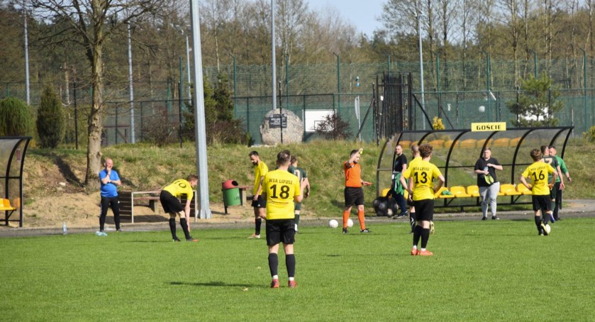 Piłkarskie derby powiatu dla Gwiazdy Karsin i Santany Wielki Klincz