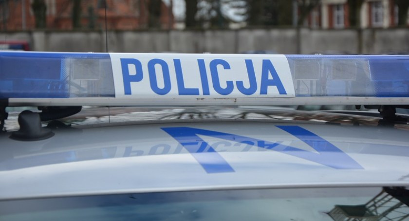 Wypadek na obwodnicy Kościerzyny. Dacia w rowie, 72-latla w szpitalu
