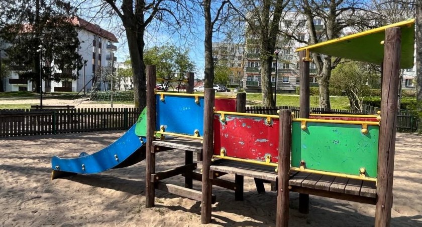 Ten plac zabaw nadal straszy. Remontu w tym roku nie będzie?