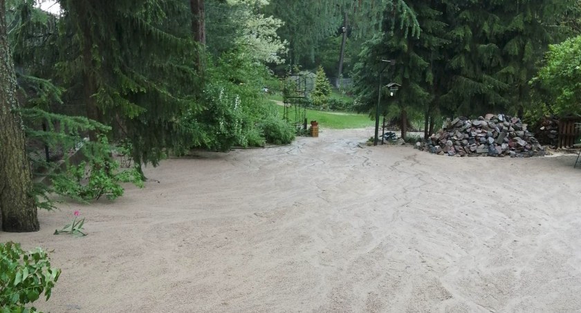 Ulewa nad Kościerzyną. Osunęła się ziemia na ul. Paderewskiego