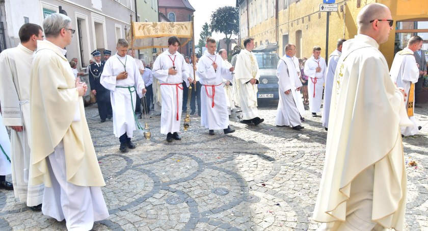 Boże Ciało - tłumy wiernych na ulicach Kościerzyny