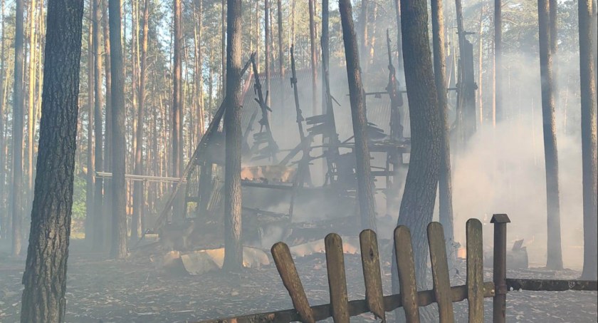 Wdzydze. Spłonęły trzy domki letniskowe