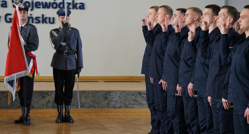 Skończyłeś szkołę średnią i zastanawiasz się co dalej? Wstąp do policji
