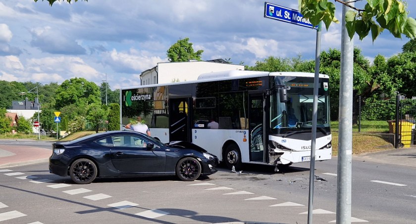 Kościerzyna. Zderzenie toyoty z autobusem