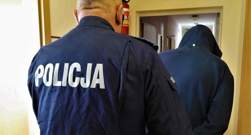 Policjanci odzyskali skradziony samochód i zatrzymali pasera