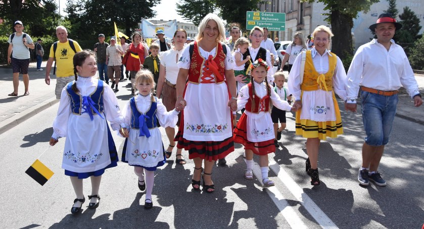 Tysiące Kaszubów zjechało do Kartuz - trwa święto muzyki i kultury kaszubskiej