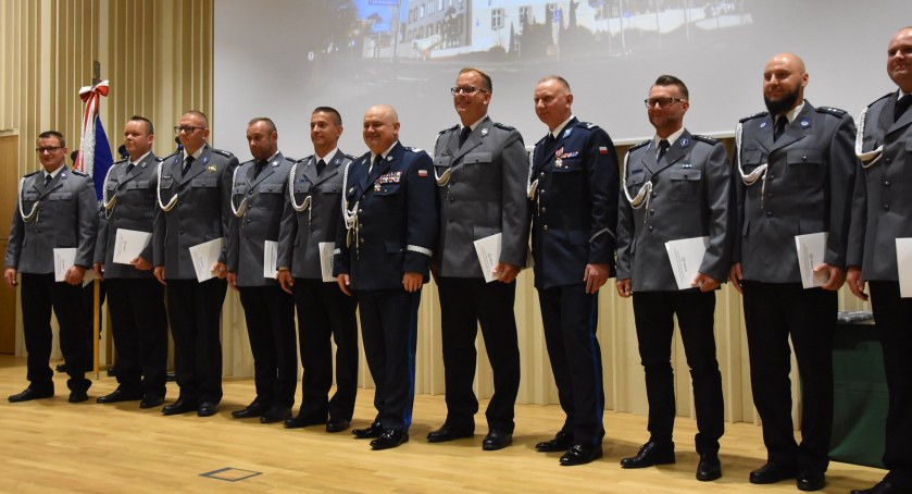 Święto Policji w Kościerzynie - funkcjonariusze z awansami i nagrodami