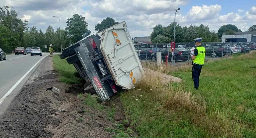 Kaliska. Scania uderzyła w skodę, a ta w VW, który zatrzymał się na ogrodzeniu