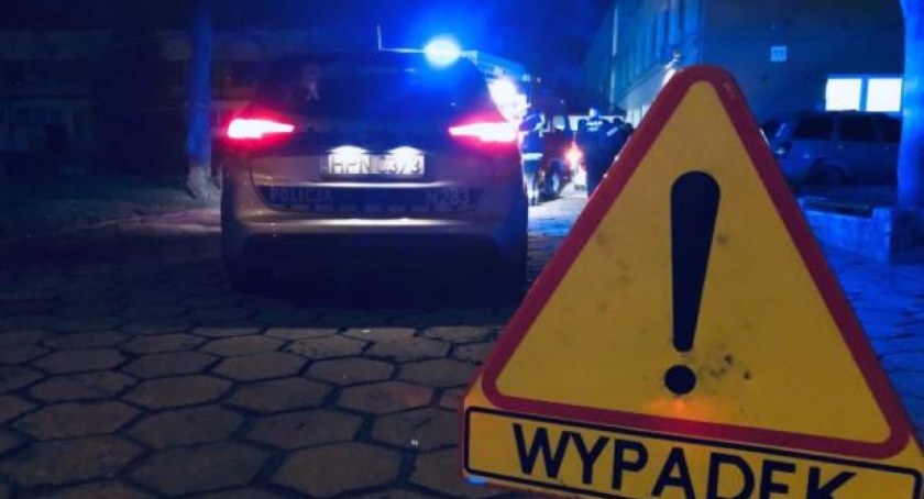 Skorzewo. Uderzył quadem w zaparkowany pojazd, a następnie wpadł do rowu