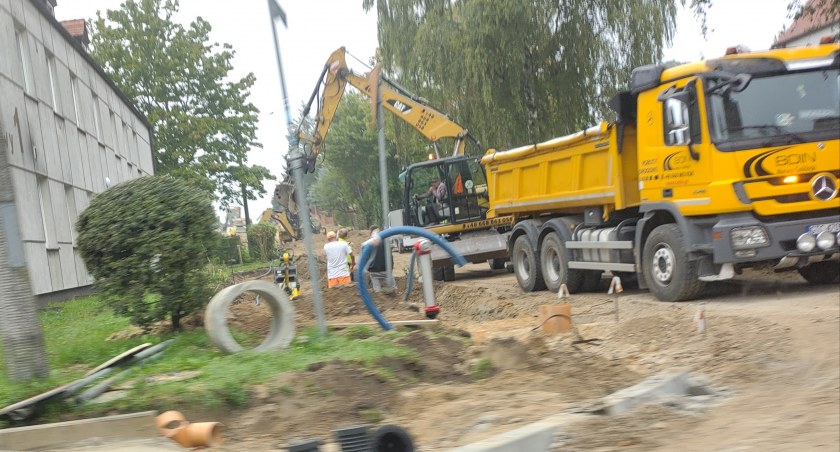 Gruntowny remont ul. Brzechwy. Droga będzie dwukierunkowa