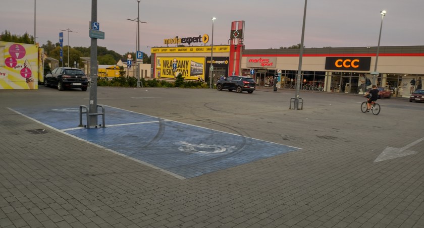 Rajdy samochodowe przy galerii. Mieszkańcy biją na alarm