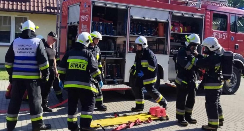 Ewakuacja uczniów i pracowników ze Szkoły Podstawowej w Niedamowie