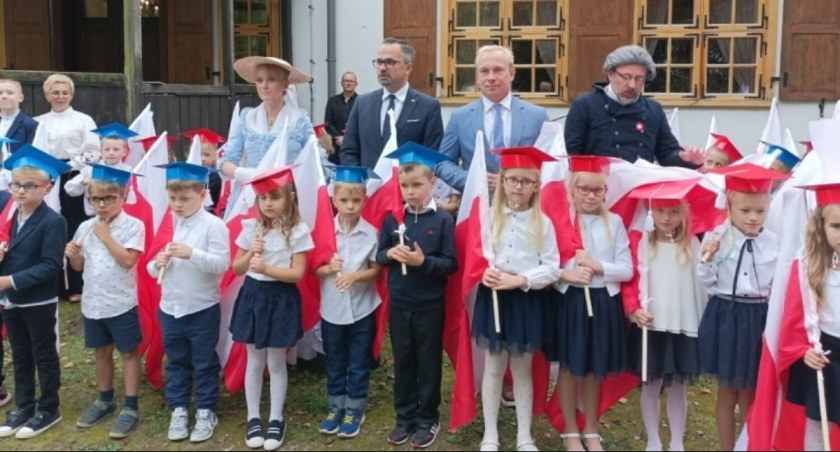 Ślubowanie klas pierwszych w Będominie. Gmina Nowa Karczma dostanie miliony na rozwój oświaty