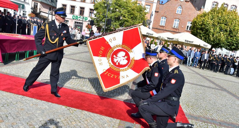 Kościerscy strażacy otrzymali sztandary. Do OSP i PSP trafiły też nowe wozy bojowe