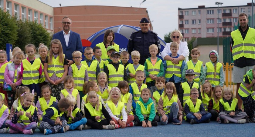 Kamizelki odblaskowe dla kościerskich pierwszoklasistów