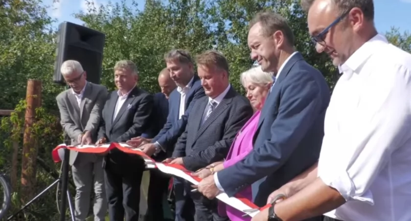 Kandydat PiS na posła przeciął wstęgę i zaczęła się burza
