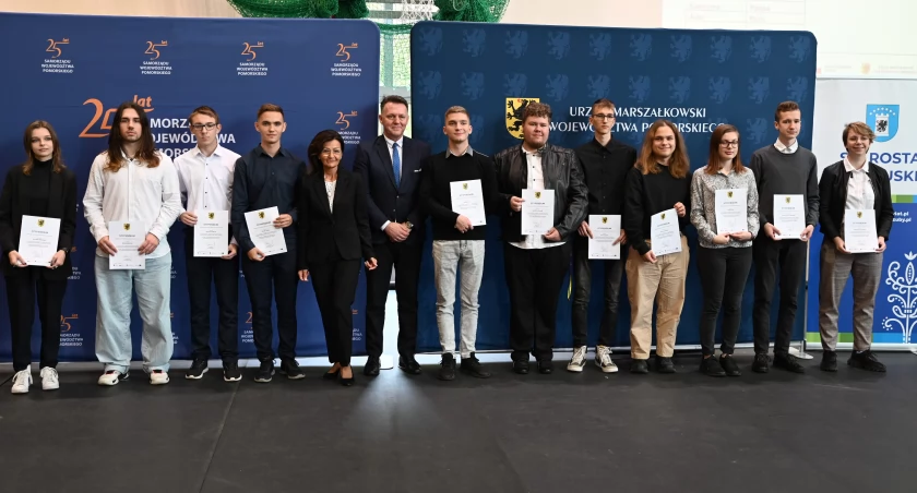 Ponad 60 uczniów z powiatu kościerskiego ze stypendiami marszałka