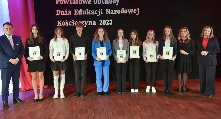 Starostwo przyznało stypendia dla uczniów i nagrody dla dyrektorów