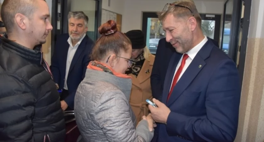 Klucze do nowych mieszkań na ul. T. Rogali wręczone mieszkańcom