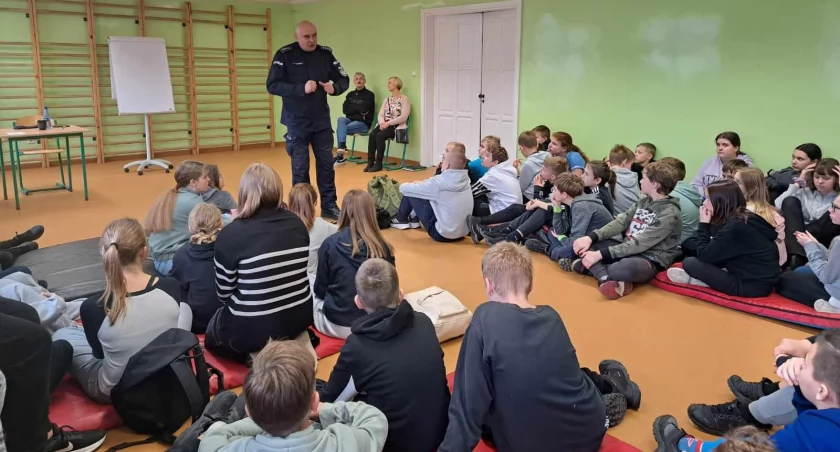 Policjanci spotkali się z uczniami w Karsinie i Wielu