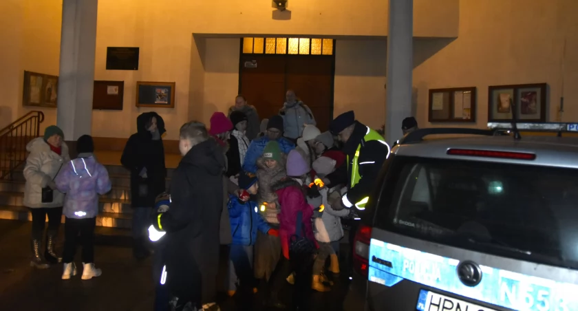 Dzielnicowi rozdawali odblaski w Łubianie i Wąglikowicach