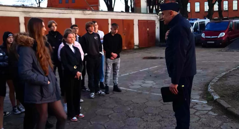 Policjanci promowali swój zawód wśród maturzystów