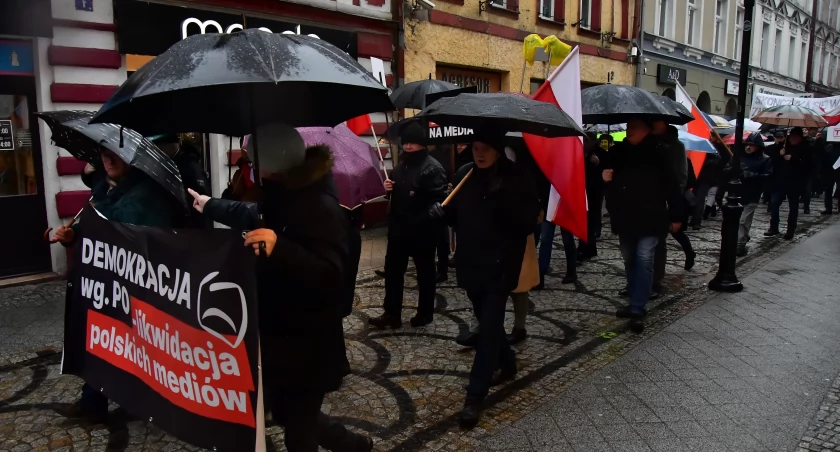 Manifestacja PiS-u w obronie mediów publicznych w Kościerzynie