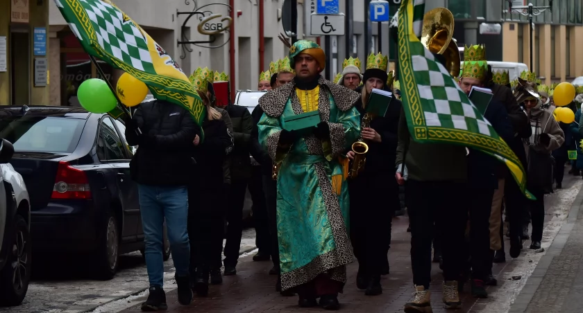 Orszak Trzech Króli w Kościerzynie. Tłumy na ulicach i kościerskim Rynku
