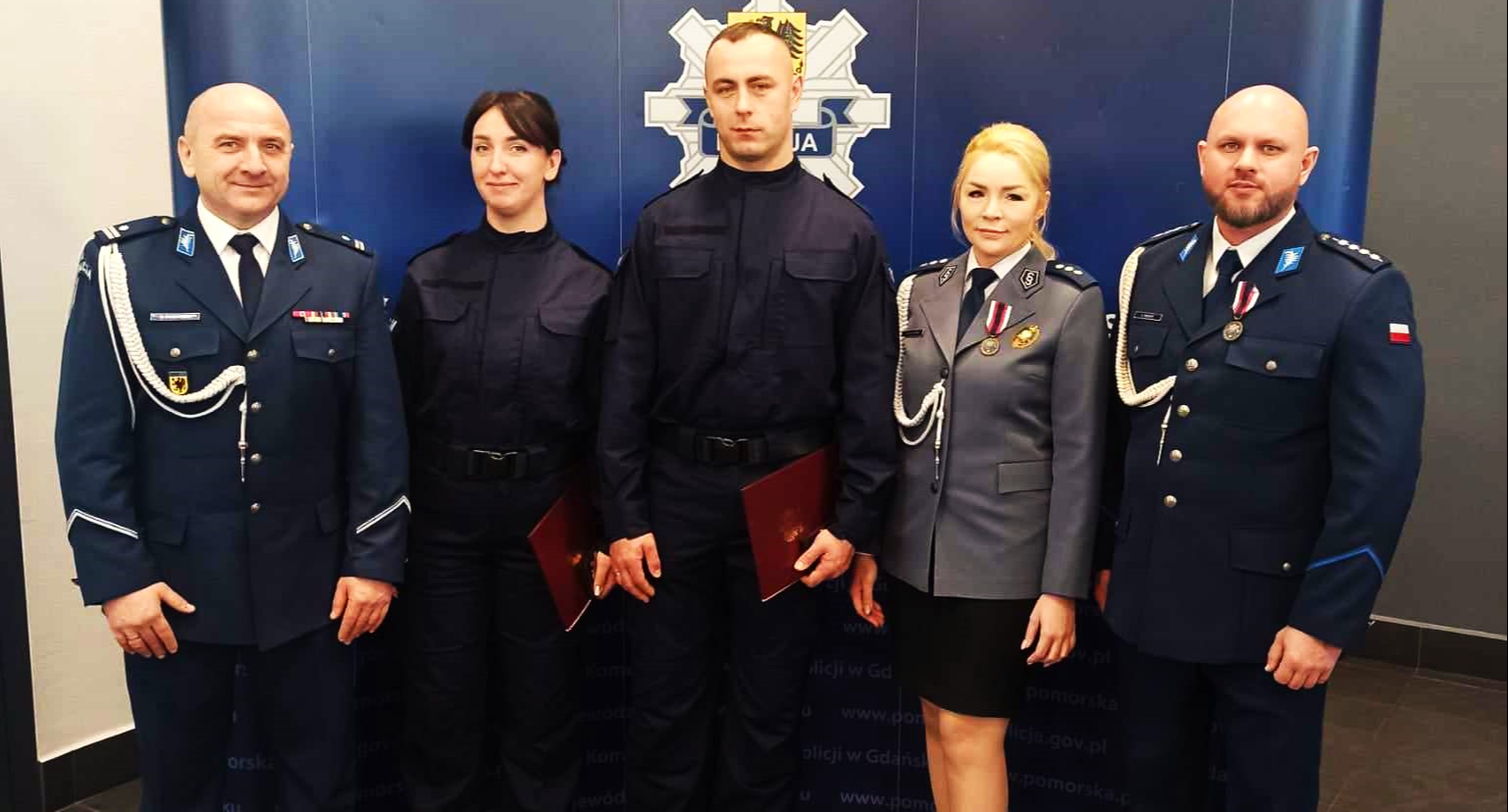 Kościerscy funkcjonariusze z medalami i nowymi policjantami