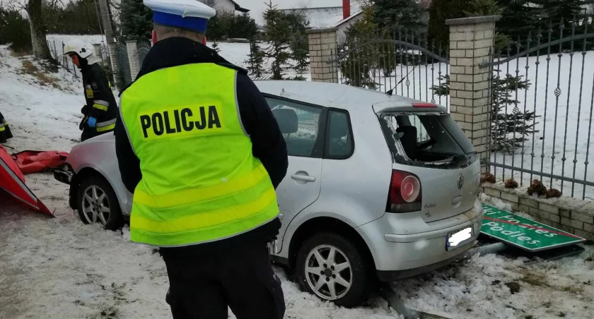 Tragiczny wypadek w Wielkim Klinczu - 37-latka wypadła z auta po zderzeniu z barierkami. Zginęła na miejscu
