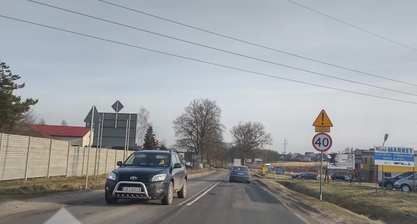Kierowcy ostro krytykują stan drogi Kościerzyna-Nowa Karczma. Pytają co z remontem?